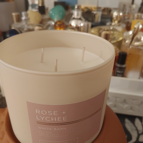 BATH & BODY WORKS 3 WICK CANDLE ROSE & LYCHEE - Picture 2 of 2